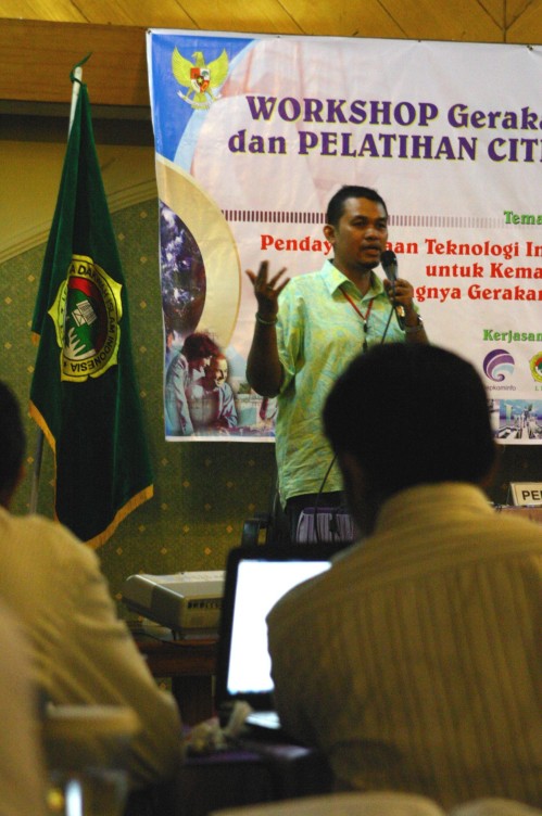 Luhur Hertanto Ketika memberi materi media massa online pada Workshop Gerakan Internet Sehat dan Citizen Journalism di Hotel Lingga, Bandung